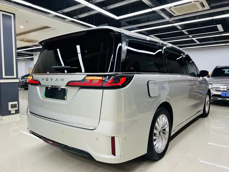 Voyah Dreamer Low Carbon Dream + Smart Enjoyment Package