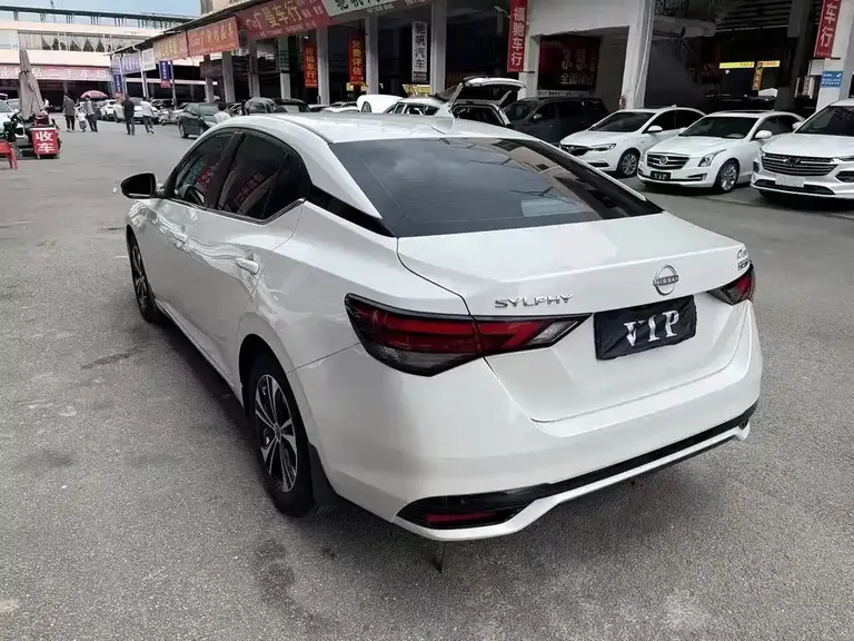 Nissan Sylphy 1.6 L CVT Joy