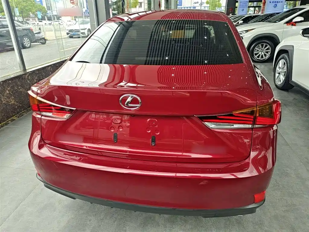 Lexus IS 300 Sharp Style