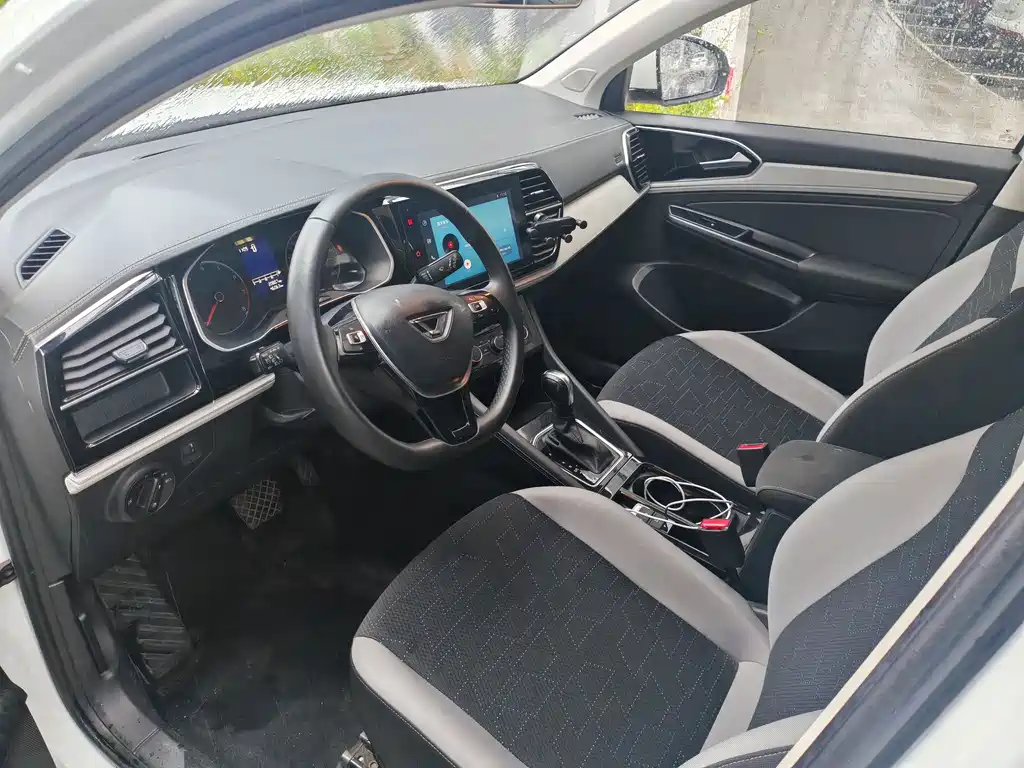 Jetta VS5 280 TSI Auto Progressive