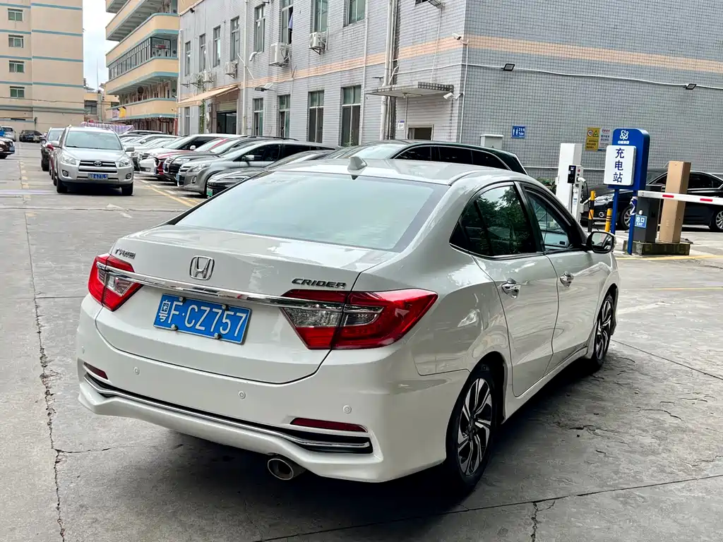 Crider 1.8 L CVT Luxury