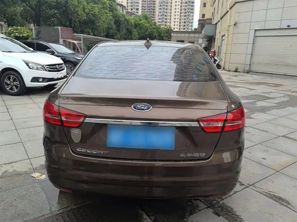 Escort 1.5 L Auto Fashion