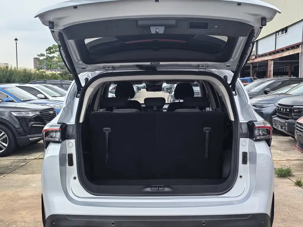 Jetour Shanhai L7 1.5 T 120 km ULTRA 7-seat