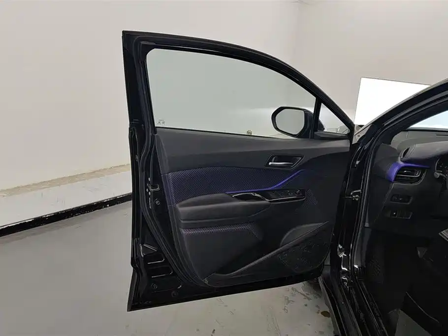 Toyota C-HR 2.0 L Leading