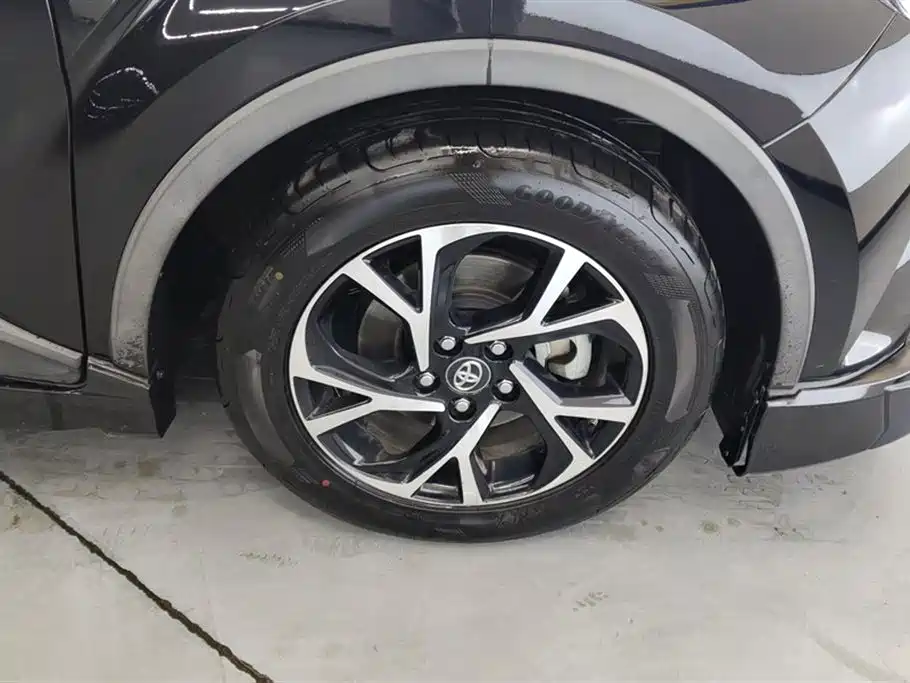 Toyota C-HR 2.0 L Leading