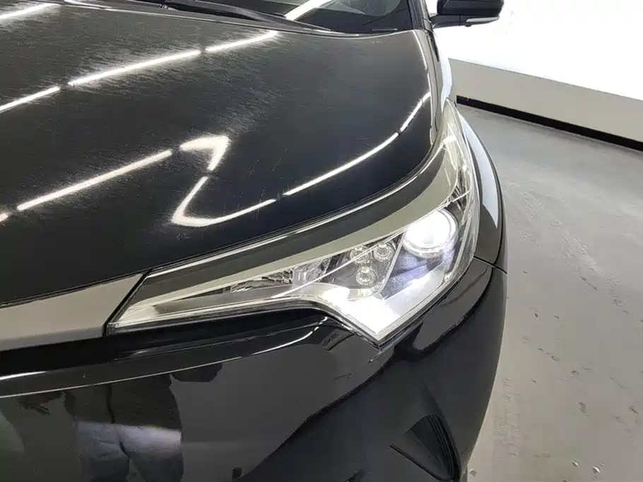 Toyota C-HR 2.0 L Leading