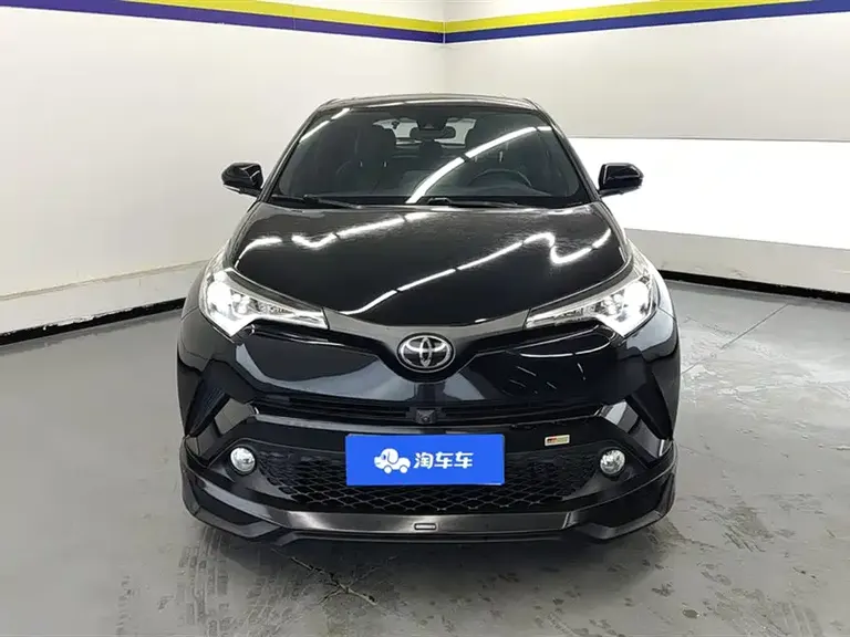 Toyota C-HR 2.0 L Leading