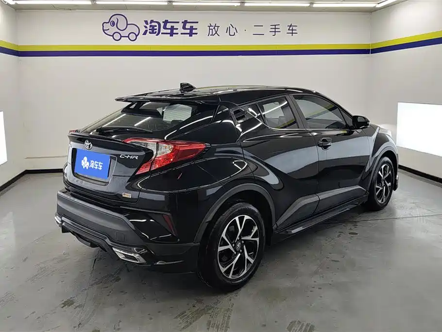 Toyota C-HR 2.0 L Leading