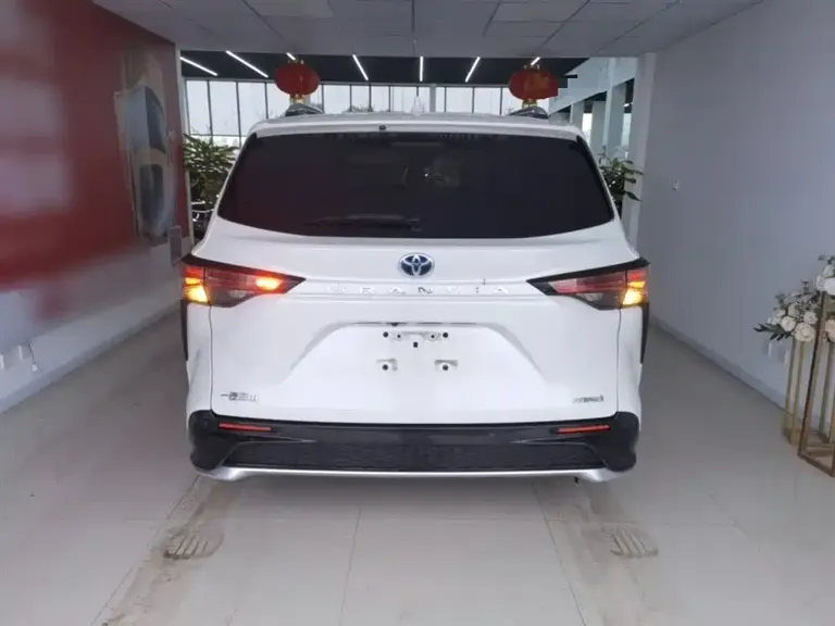 Toyota Granvia 2.5 L Hybrid Distinguished PLUS