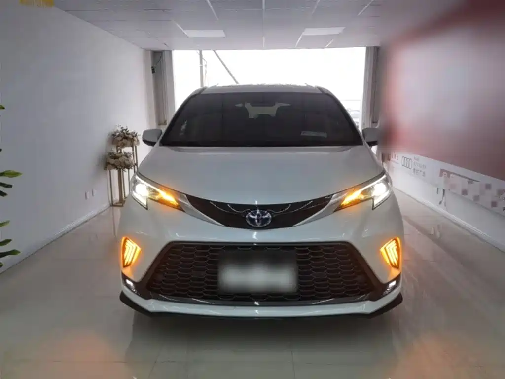 Granvia 2.5 L Hybrid Distinguished PLUS