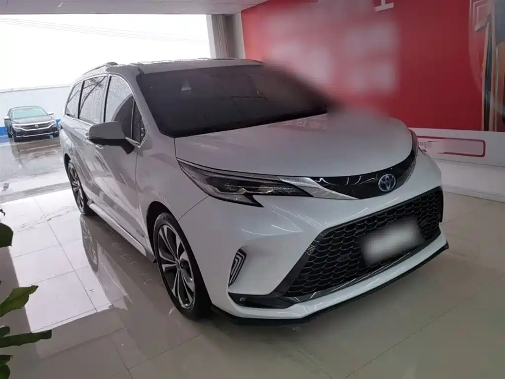 Granvia 2.5 L Hybrid Distinguished PLUS