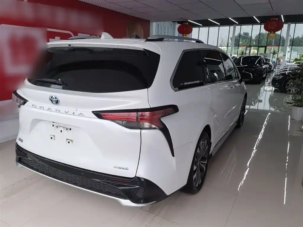 Granvia 2.5 L Hybrid Distinguished PLUS