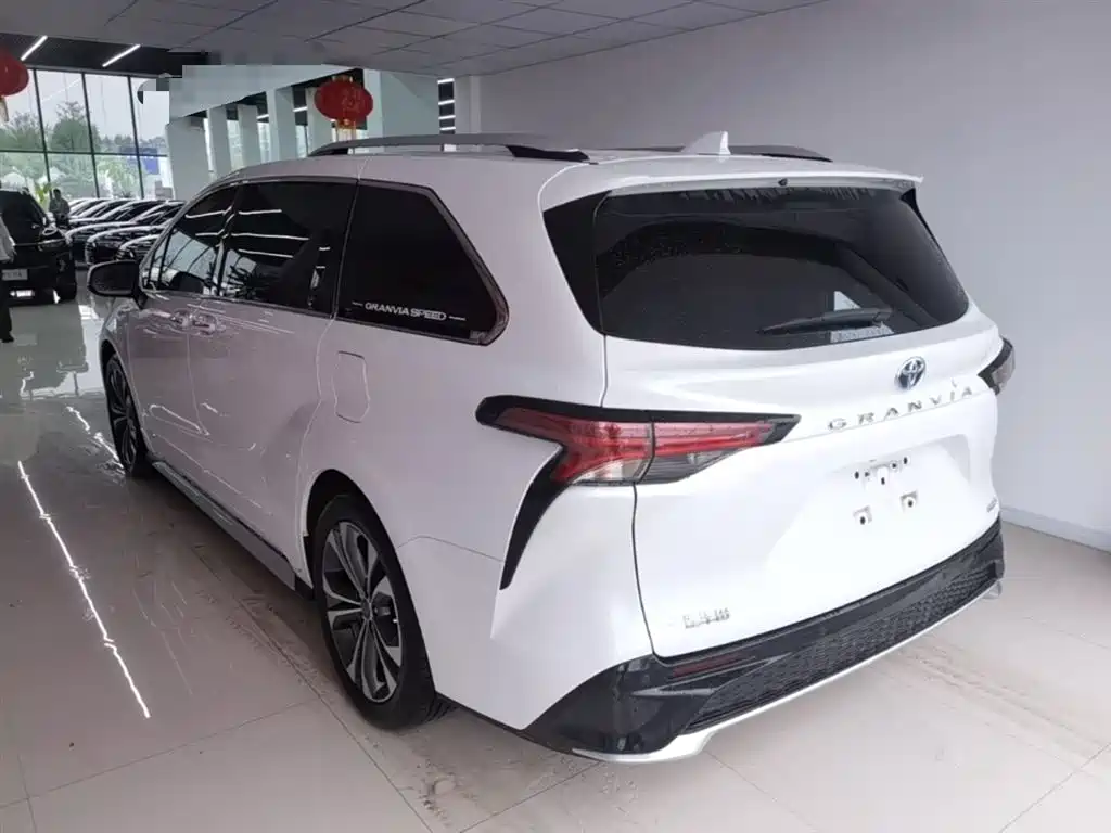 Granvia 2.5 L Hybrid Distinguished PLUS