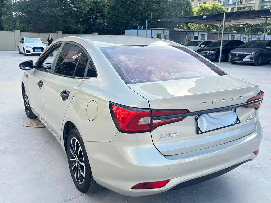 Roewe i5 1.5 L Manual 4 G Connected Leading Luxury
