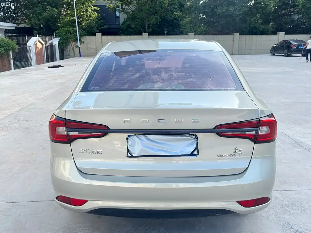 Roewe i5 1.5 L Manual 4 G Connected Leading Luxury