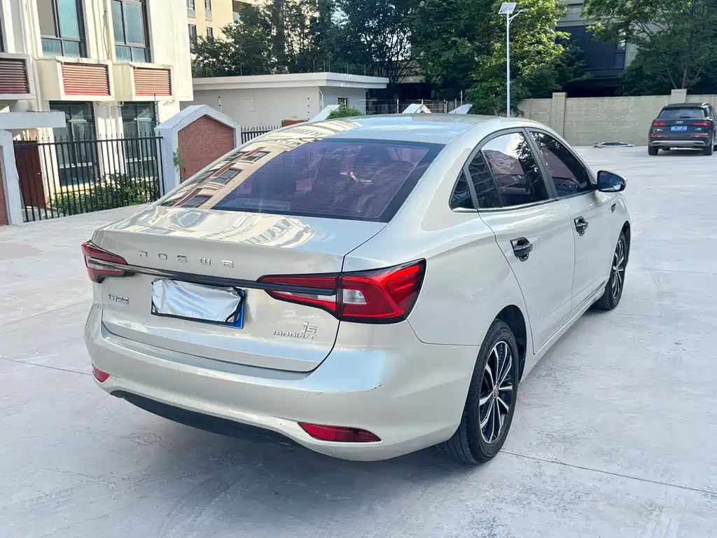 Roewe i5 1.5 L Manual 4 G Connected Leading Luxury