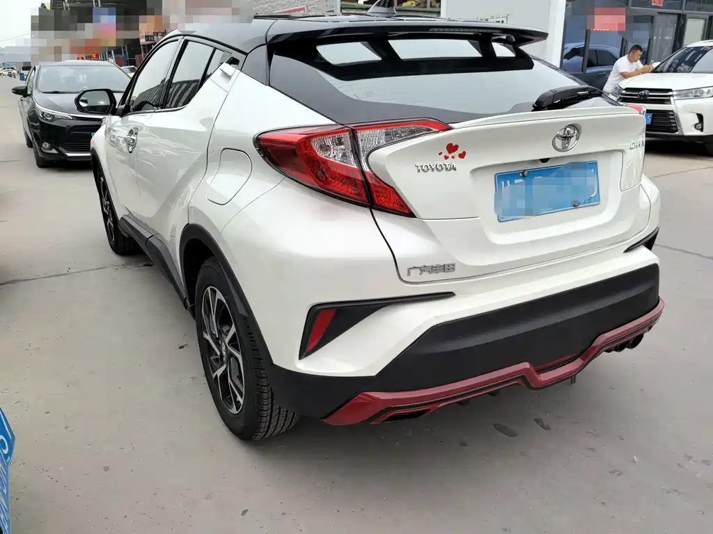 Toyota C-HR 2.0 L Leading