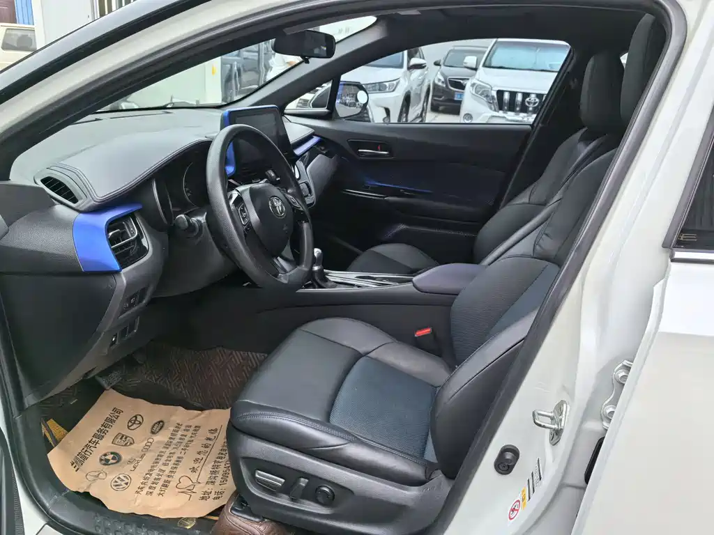 Toyota C-HR 2.0 L Leading