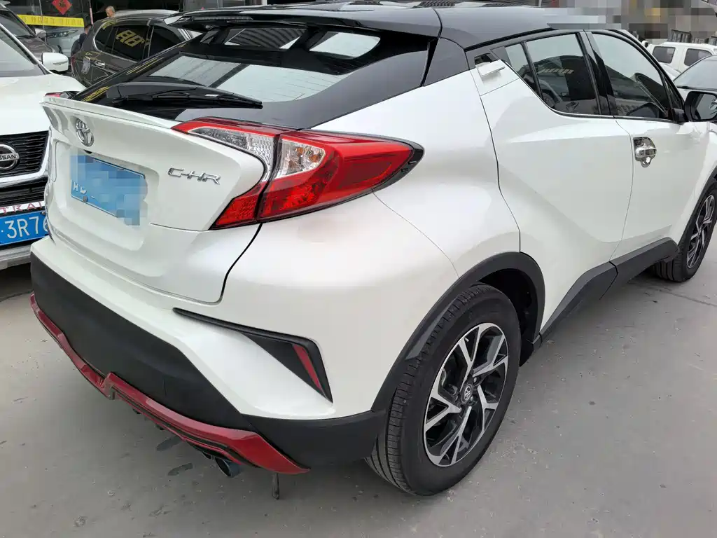 Toyota C-HR 2.0 L Leading