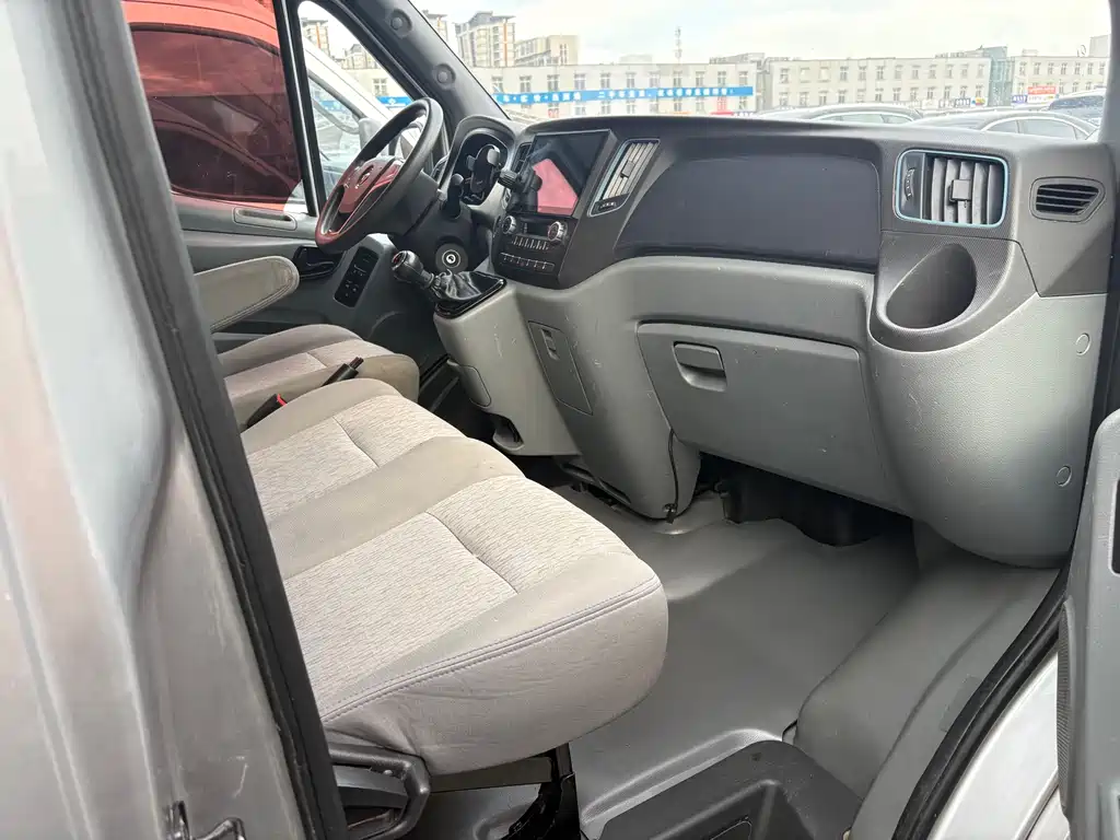 Toano 2.5 T Manual Highway SWB Mid Roof 5 6-seat4 J25 TC3