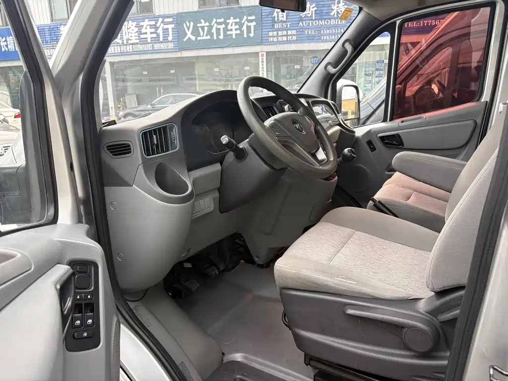 Toano 2.5 T Manual Highway SWB Mid Roof 5 6-seat4 J25 TC3