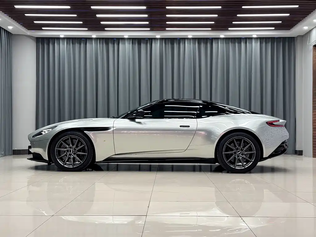 Aston Martin DB11 5.2 T First Edition
