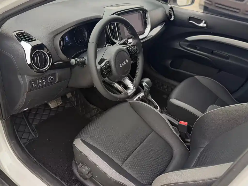 Stonic 1.4 L CVT Fun Enjoyment Sunroof