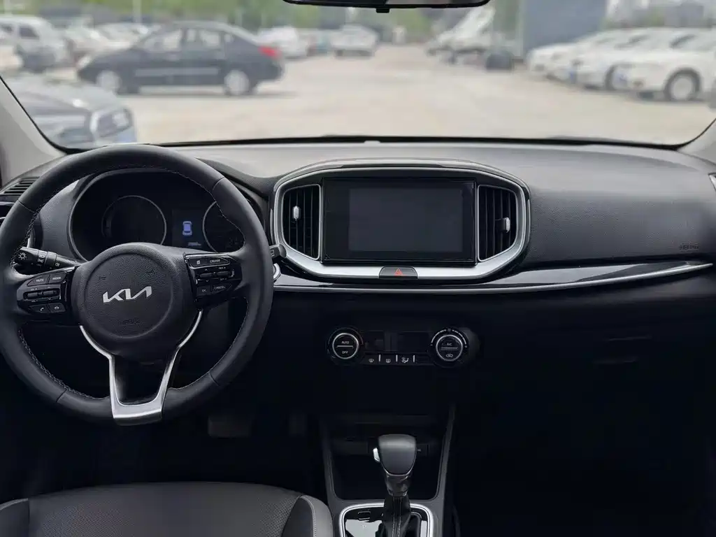 Stonic 1.4 L CVT Fun Enjoyment Sunroof