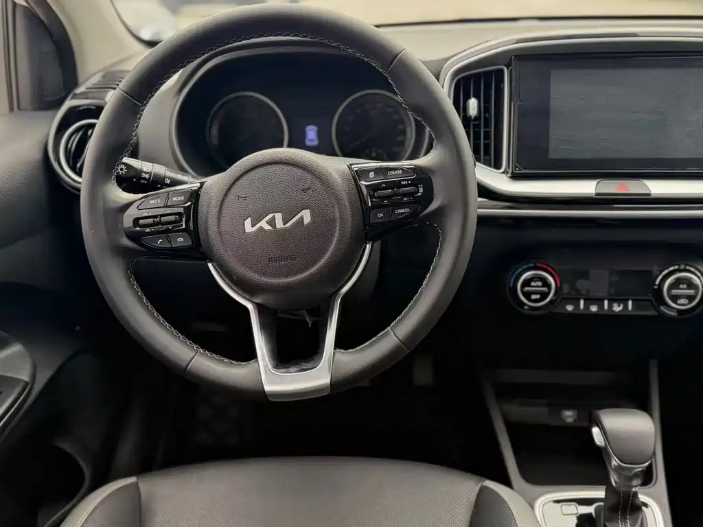 Stonic 1.4 L CVT Fun Enjoyment Sunroof