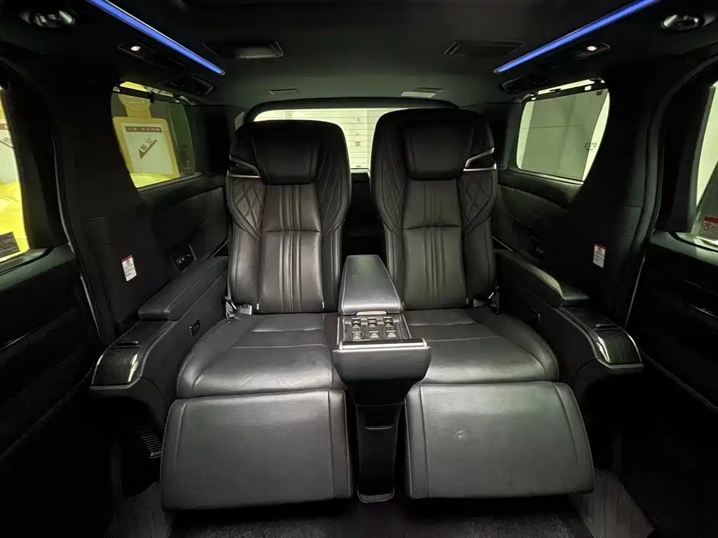 Lexus LM 300 h 4-seat Royal World