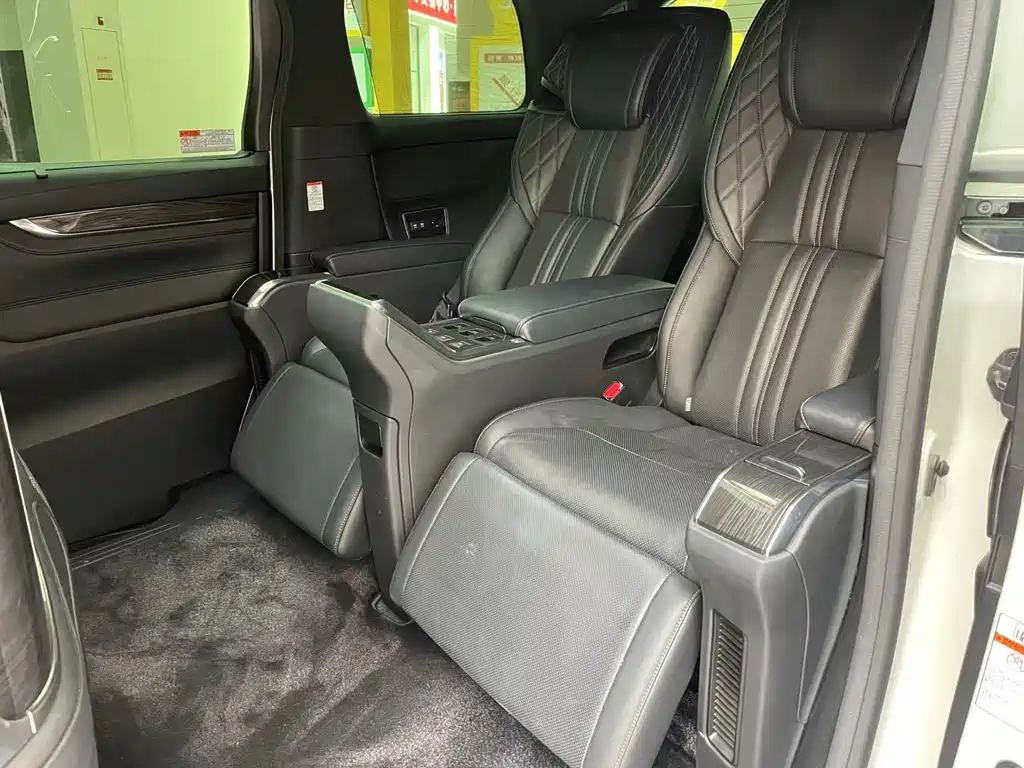 Lexus LM 300 h 4-seat Royal World