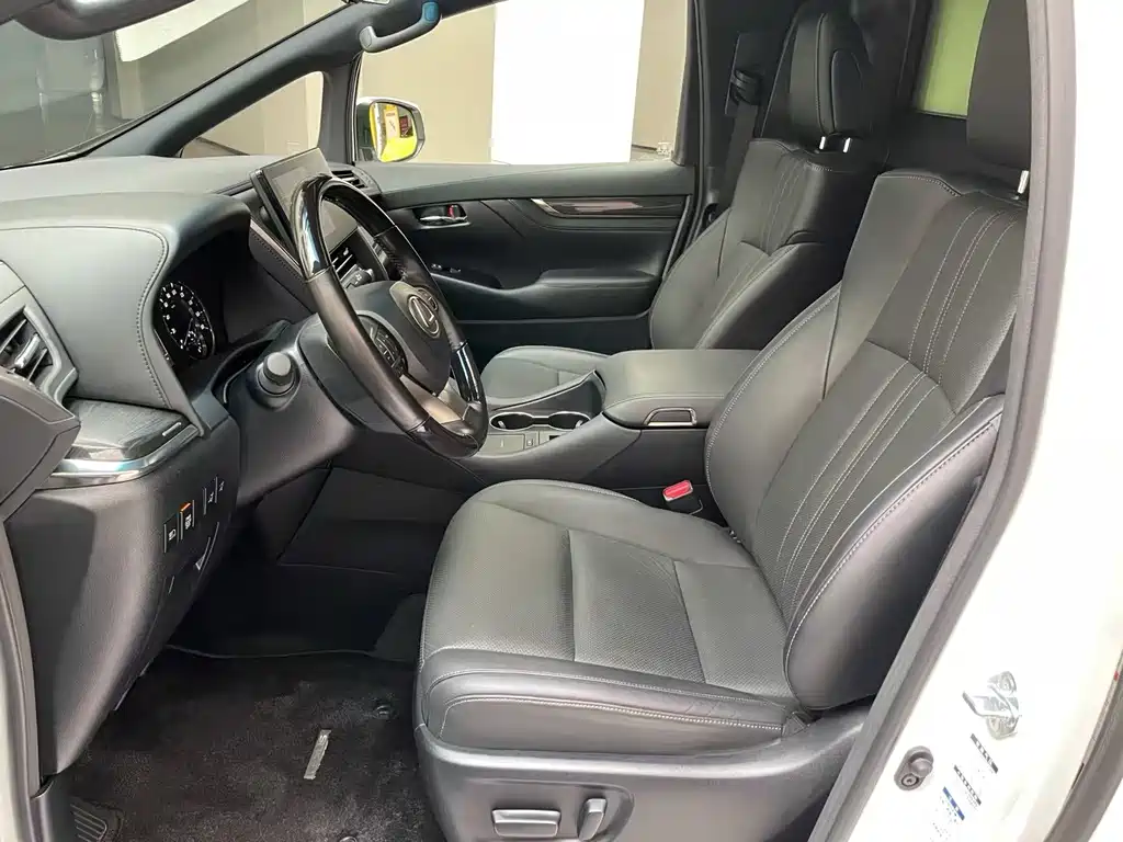 Lexus LM 300 h 4-seat Royal World