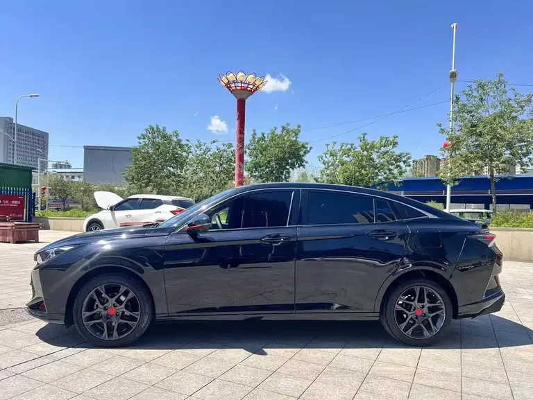 Dongfeng Yixuan 230 T Auto Shadow Chase