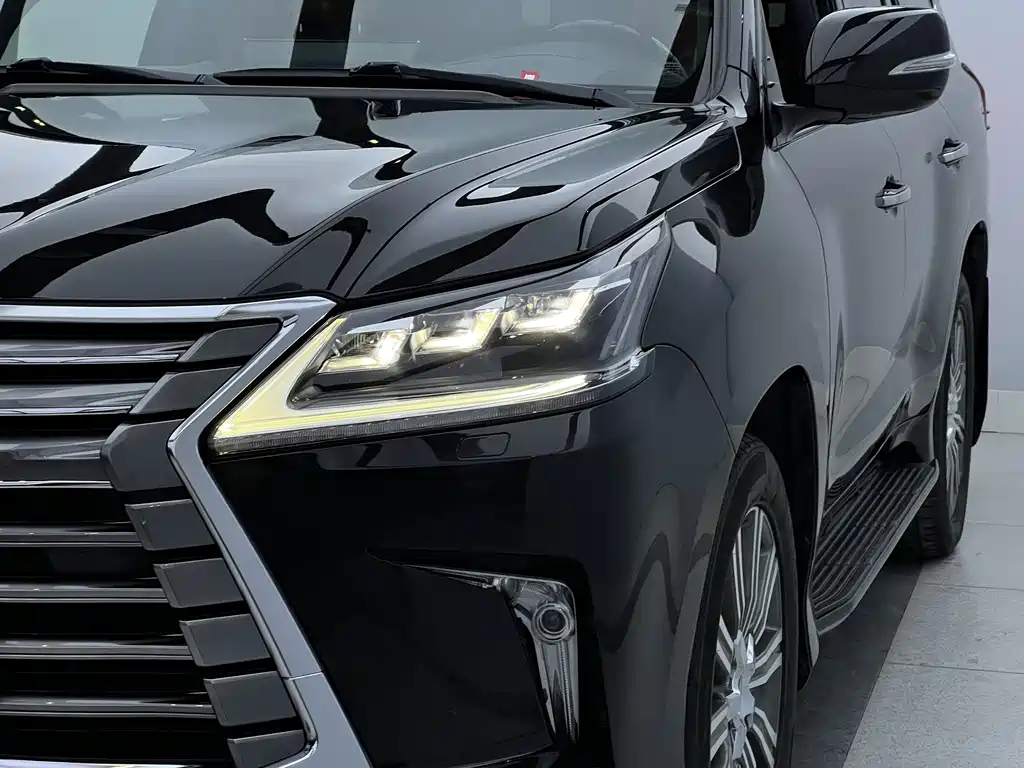 Lexus LX 570 Distinguished Luxury
