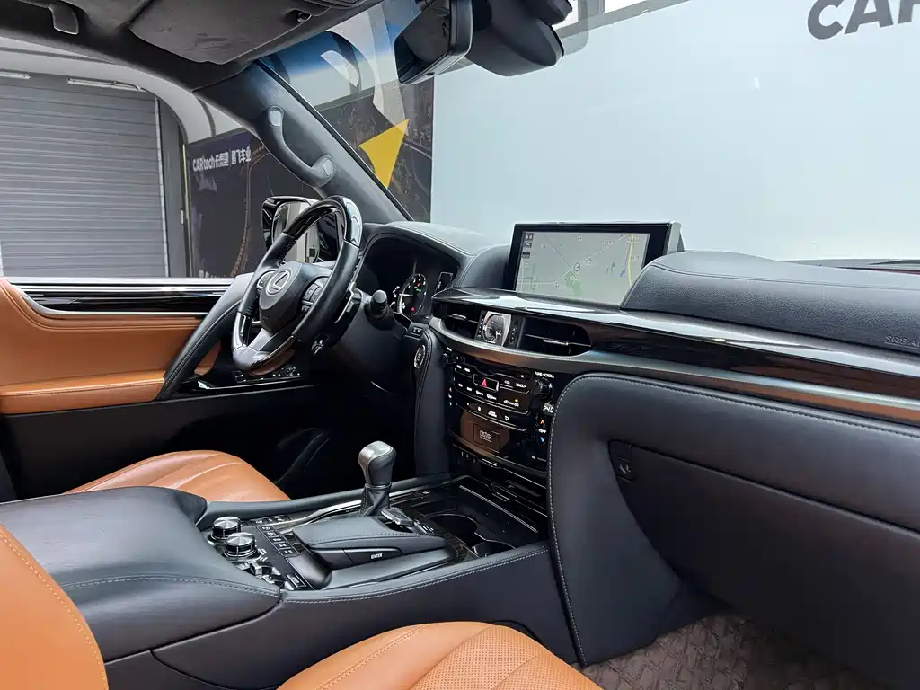 Lexus LX 570 Distinguished Luxury