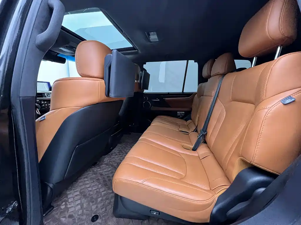 Lexus LX 570 Distinguished Luxury
