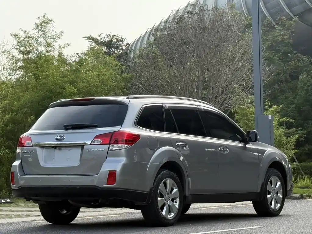 Outback 2.5 i Luxury