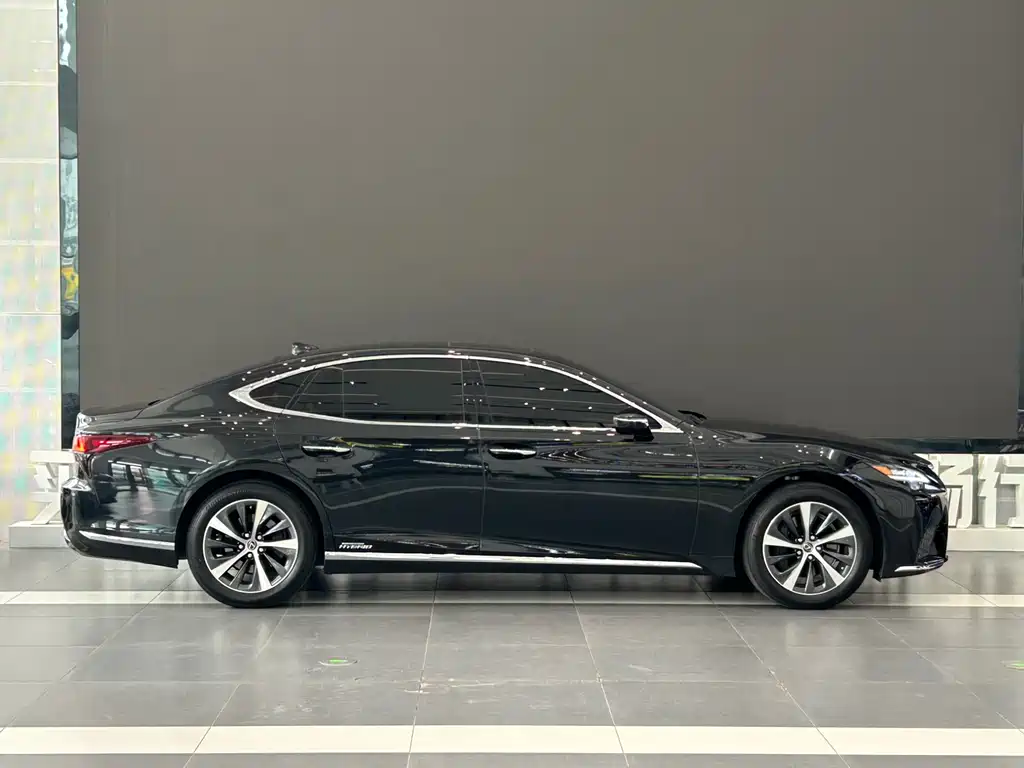 Lexus LS 500 h Outstanding