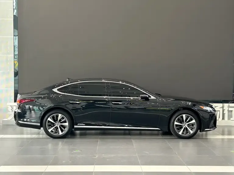 Lexus LS 500 h Outstanding