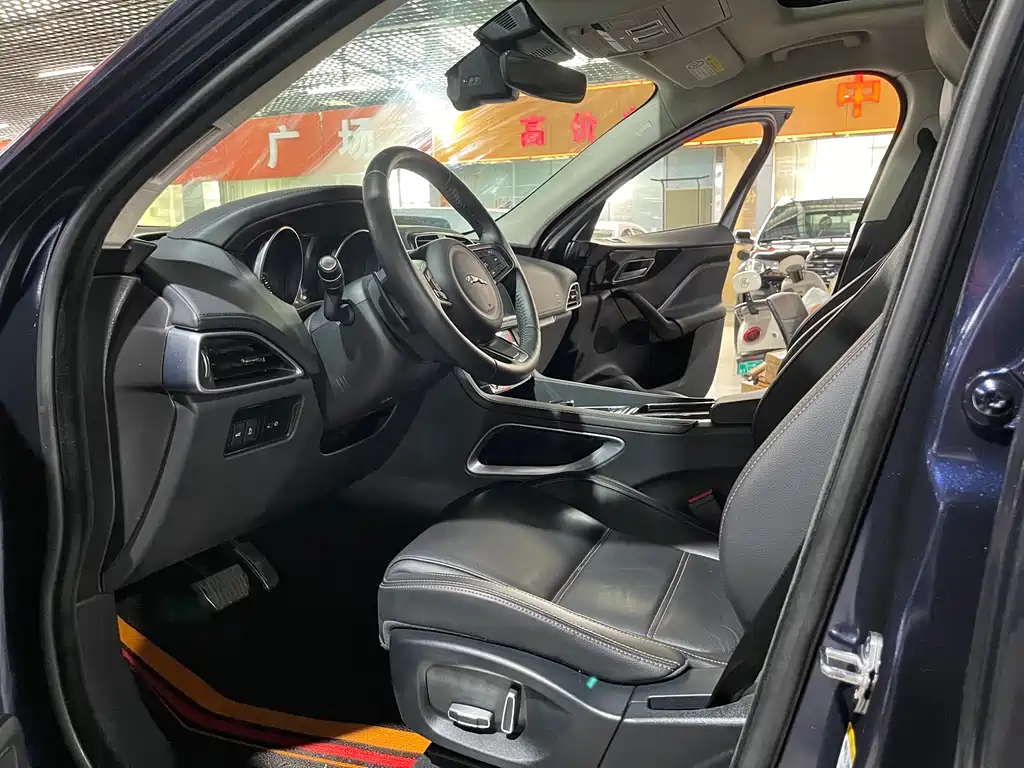 Jaguar F-PACE 2.0 T 4 WD Urban Premium