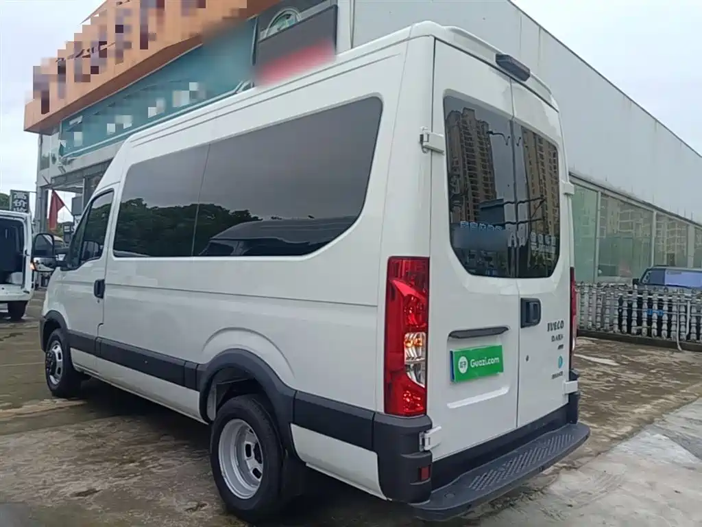 IVECO Daily 依维柯欧胜 2021款 2.0 T 手动超瑞长轴短悬高顶侧拉门F1 A