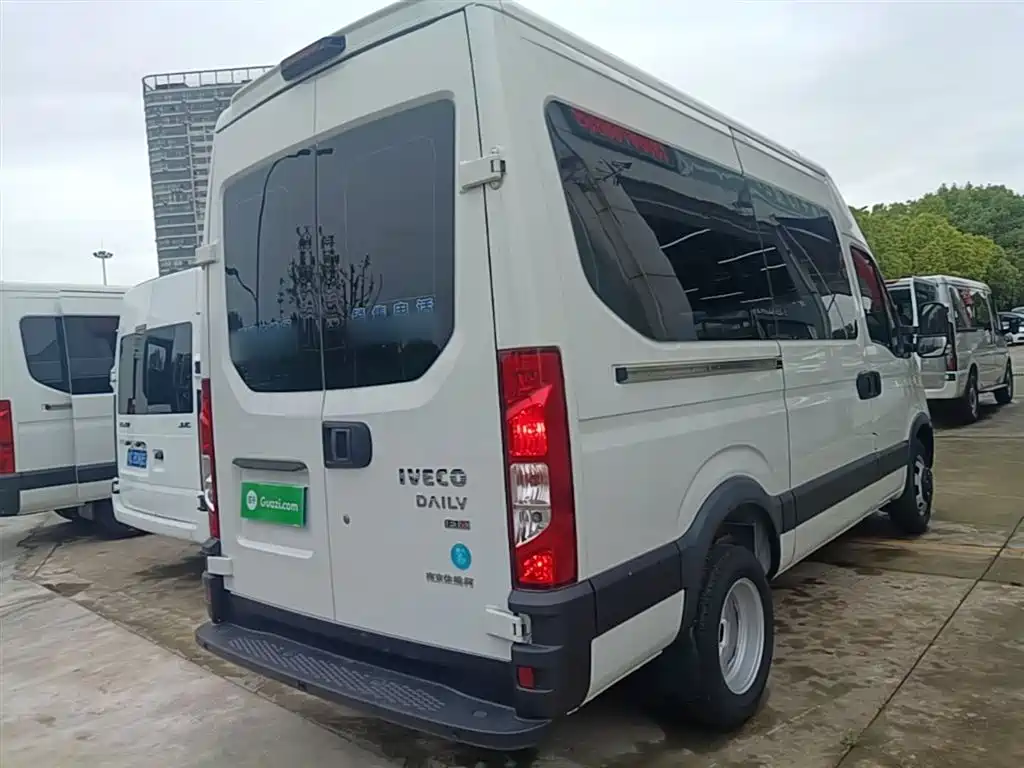 IVECO Daily 依维柯欧胜 2021款 2.0 T 手动超瑞长轴短悬高顶侧拉门F1 A
