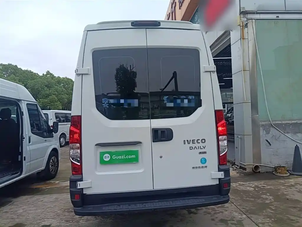 IVECO Daily 依维柯欧胜 2021款 2.0 T 手动超瑞长轴短悬高顶侧拉门F1 A