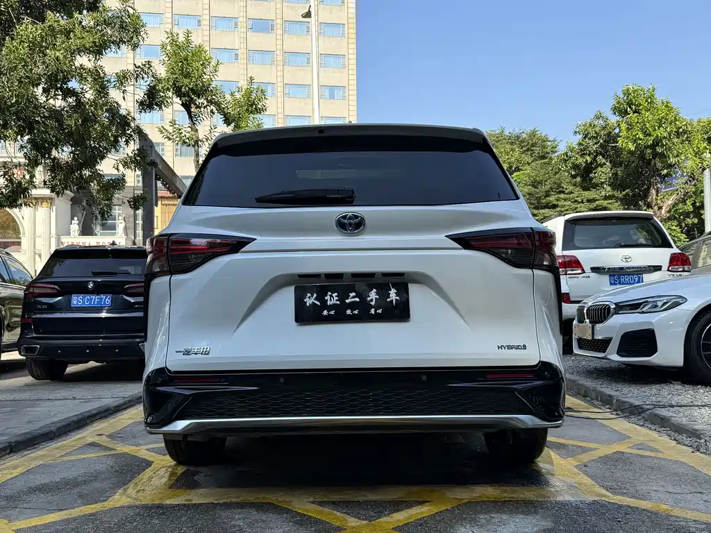 Granvia 2.5 L Hybrid Distinguished PLUS