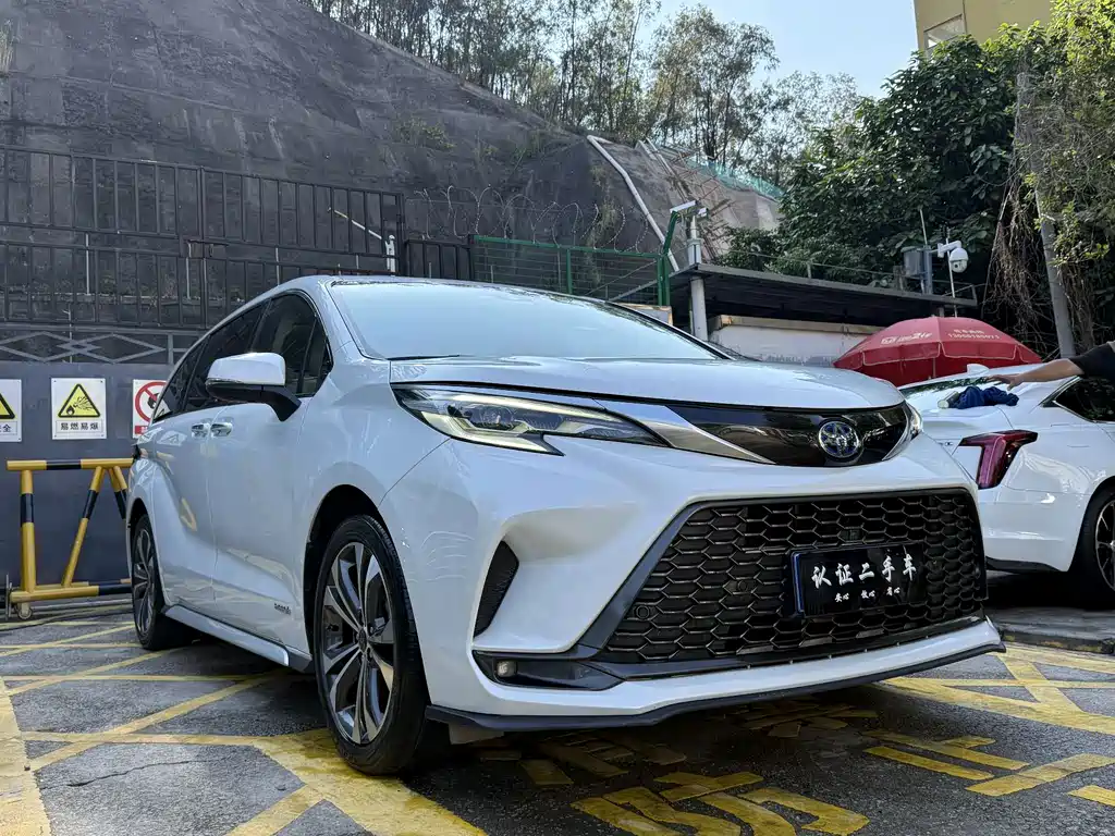 Granvia 2.5 L Hybrid Distinguished PLUS