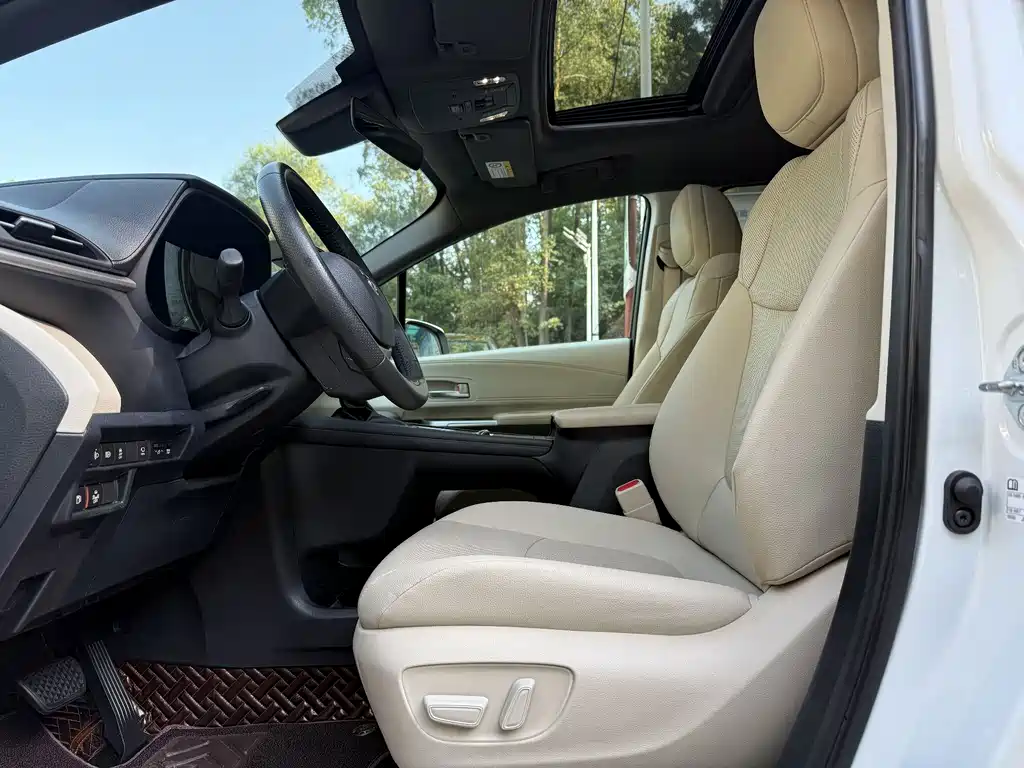 Granvia 2.5 L Hybrid Distinguished PLUS