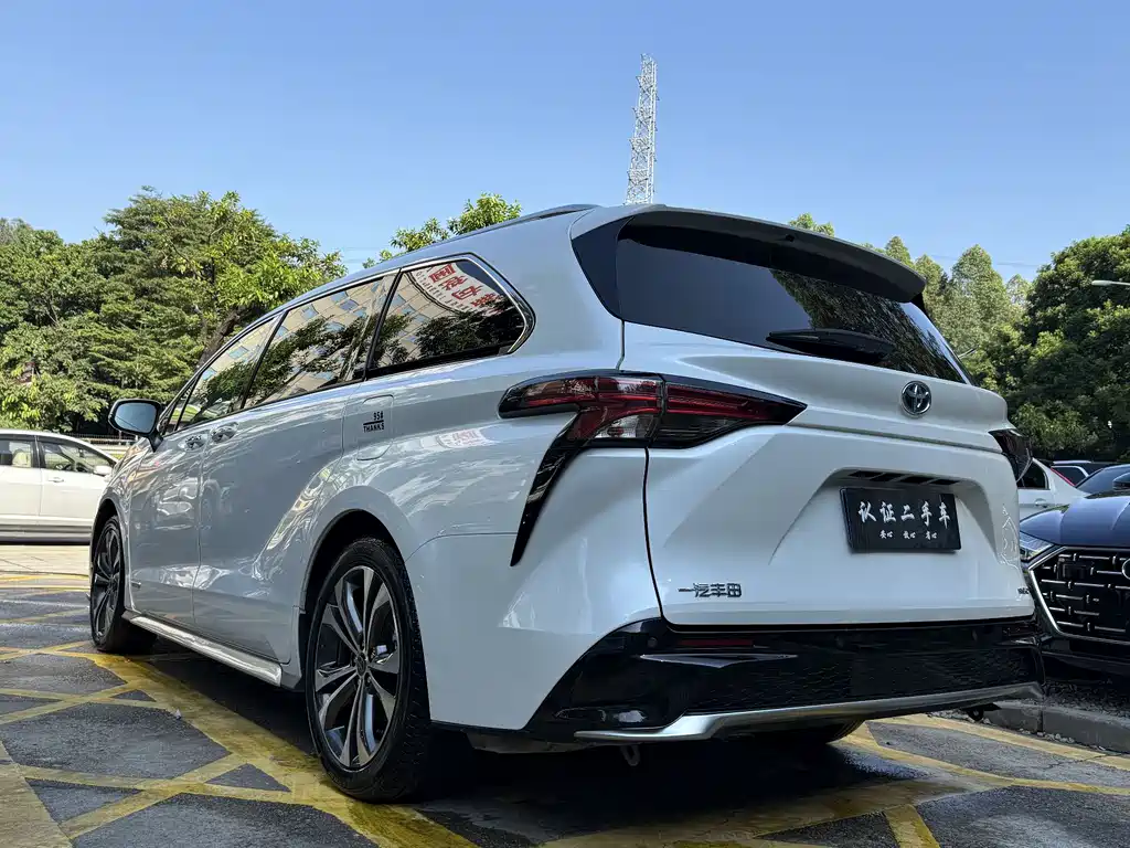 Granvia 2.5 L Hybrid Distinguished PLUS