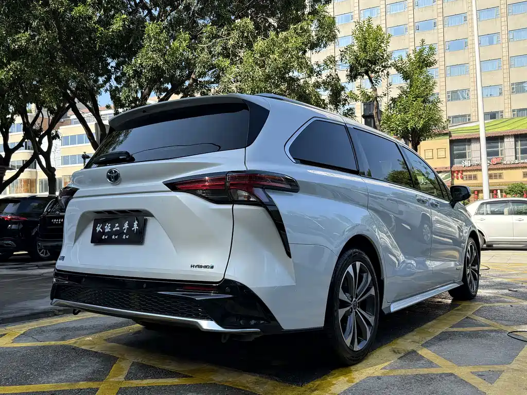 Granvia 2.5 L Hybrid Distinguished PLUS