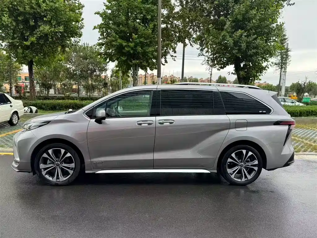 Granvia 2.5 L Hybrid Distinguished PLUS