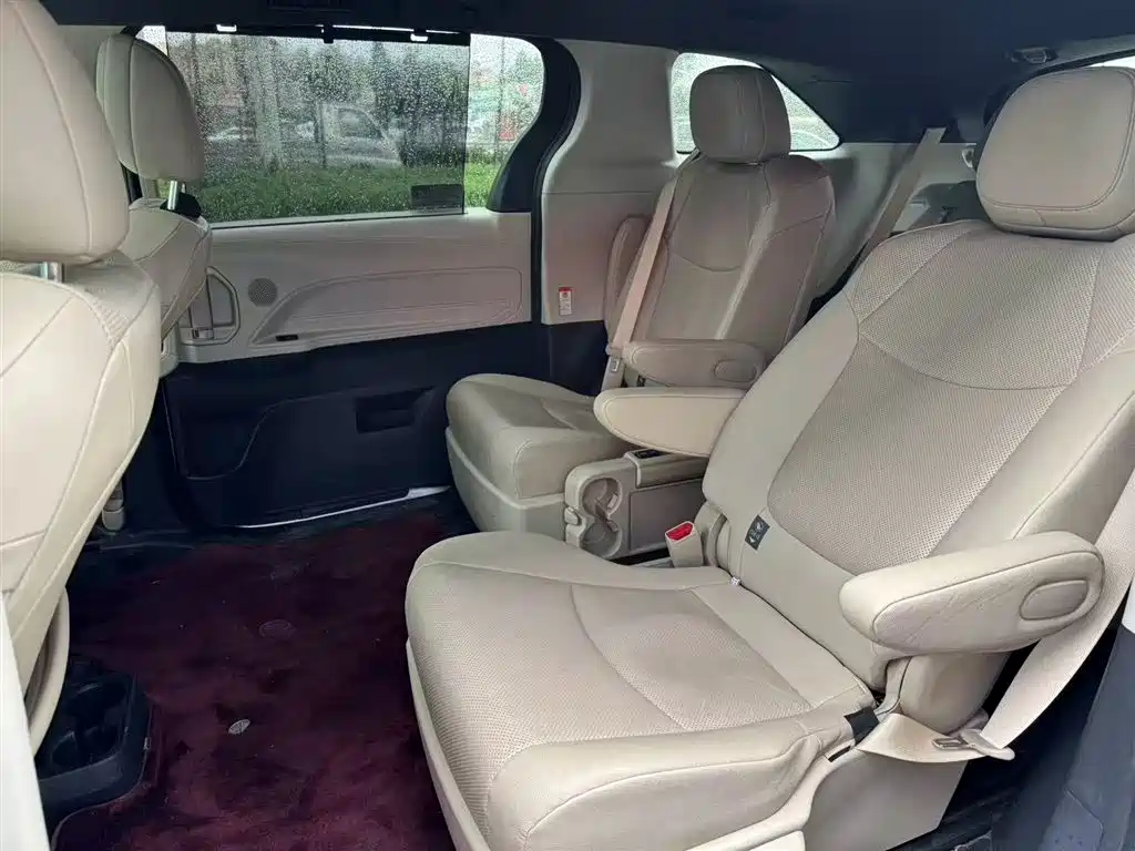 Granvia 2.5 L Hybrid Distinguished PLUS